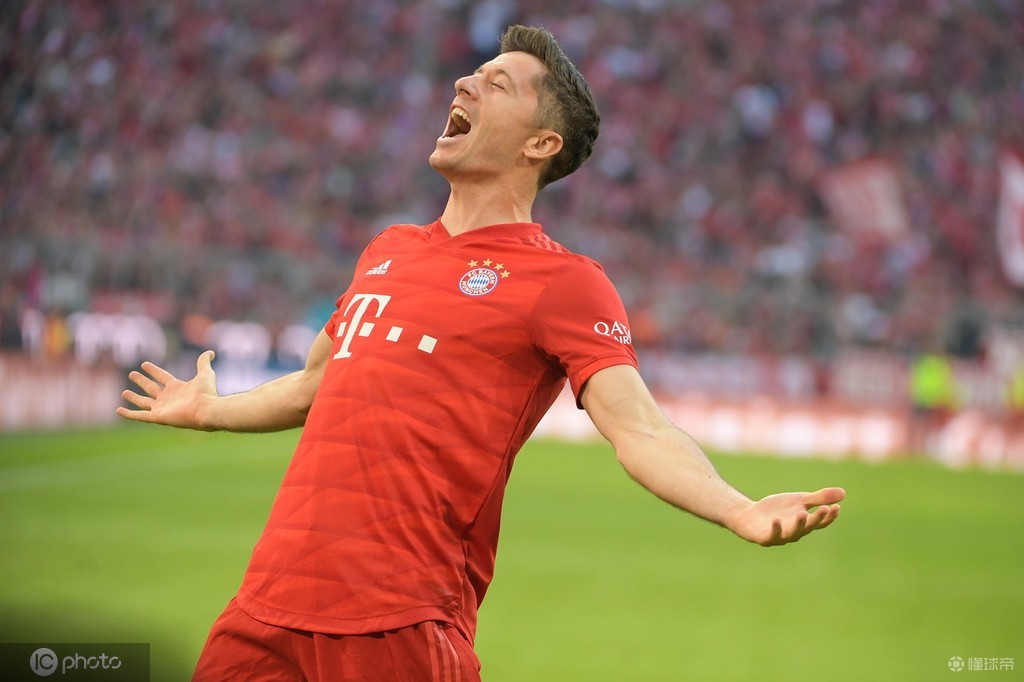 问鼎- MAD引发争议！，莱万多夫斯基官方宣布最后时刻胜出新规全场沸腾不已